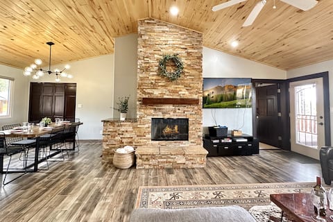 Horse View Hideaway - Updated Cabin Retreat!