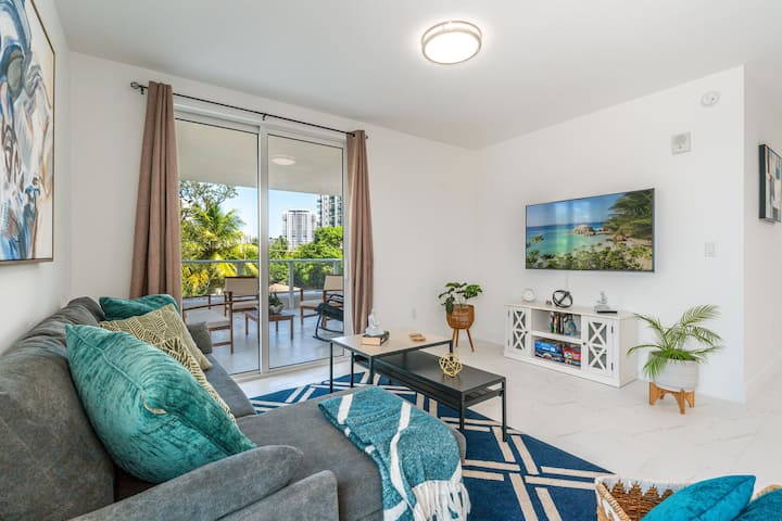 Stylish Apt w/Pool & Gym near beach