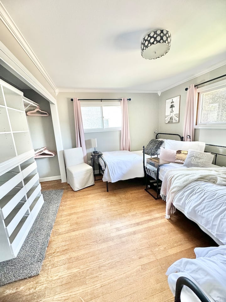 Každá posteľ má vlastnú lampu na čítanie a odkladací stolík so zásuvkami a USB zásuvkami. 