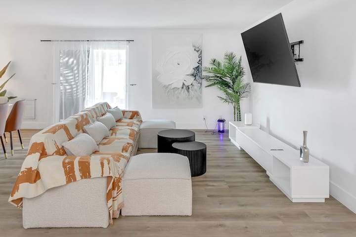 Getaway D Villa in Vegas w Pool n BBQ gallery image 2