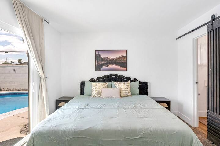 Getaway D Villa in Vegas w Pool n BBQ gallery image 5