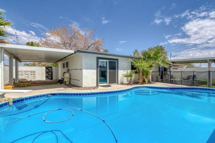 Getaway D Villa in Vegas w Pool n BBQ gallery image 3