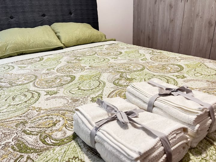 Dhomë gjumi e rehatshme dhe e qetë. Ka gjithçka që të duhet për një qëndrim të rehatshëm dhe relaksues. 
