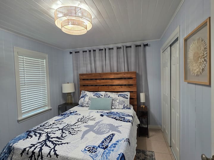 O quarto possui um colchão de espuma de memória e cobertura de gel de resfriamento de 3 polegadas, lençóis em estilo hotel e roupas de cama e cortinas e cortinas e cortinas de escurecimento do quarto. Mesas de cabeceira com estações de carregamento e abajures, uma cômoda, um armário, Smart TV e um candelabro. Novas fotos melhores em breve.