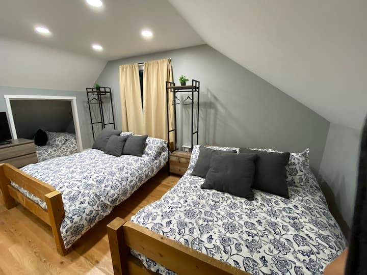 3 lits doubles + couvertures en duvet + télévision