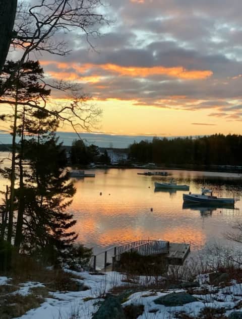 Harborfront House — Cozy Winter Retreat