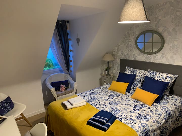 Სამხრეთით, საძინებლის ზემოთ, ბაღის ხედებით. Საწოლი 160 x 200. Ახალი თეთრეული - ტელევიზორი - Wi ‑ Fi - სამუშაო მაგიდა - გარდერობი - უამრავი სათავსო - გორგოლაჭებიანი ჩამკეტი ფანჯარაზე, მინი მაცივარი. Საძინებელთან მდებარე სააბაზანო (WC).