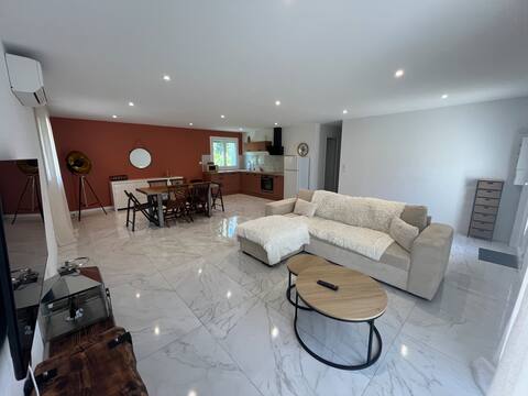 Comfortable villa with air conditioning, and parking