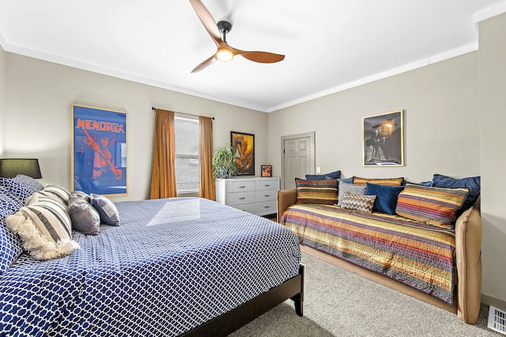 Diseñado para la comodidad y la versatilidad, este dormitorio tamaño king en el piso superior combina un tema musical relajado con un salón adicional y espacio para dormir, lo que facilita que todos se extiendan, se relajen y se sientan como en casa.