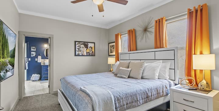 Relájate en el refugio principal tamaño king con baño privado, su propio balcón con asientos y un gran televisor Roku, que ofrece un lugar tranquilo para recargar energías, salir a tomar aire fresco y realmente relajarte.