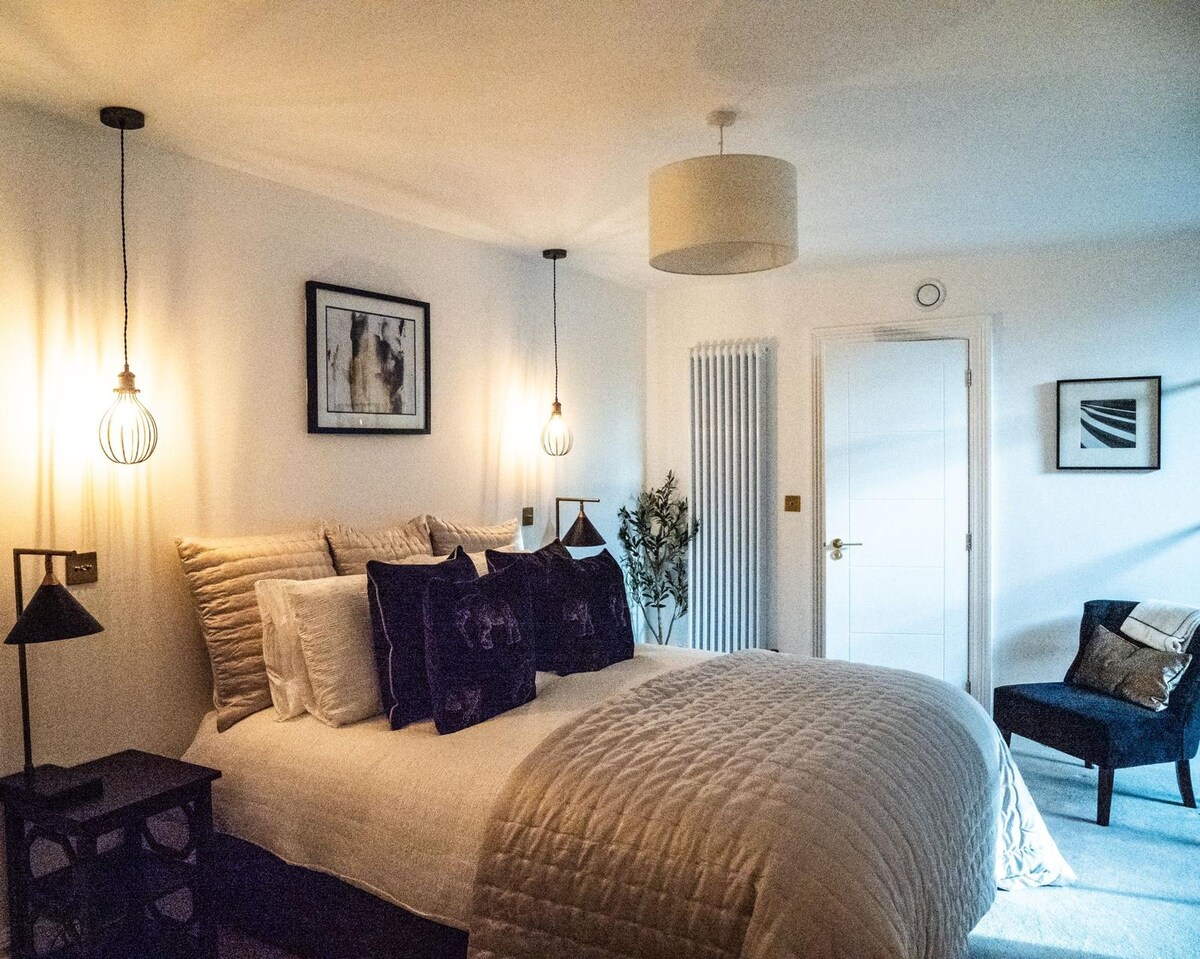 Een serene slaapkamerretraite onder historische balken voor een goede nachtrust. Doordachte details en zachte verlichting voor comfort en rust
