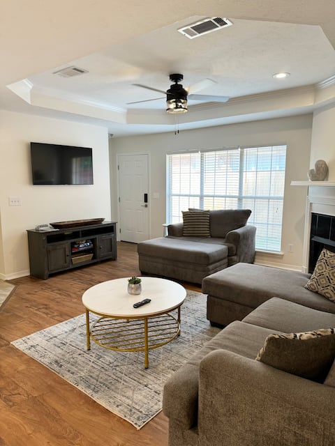 Graphite Grove: A Modern Retreat