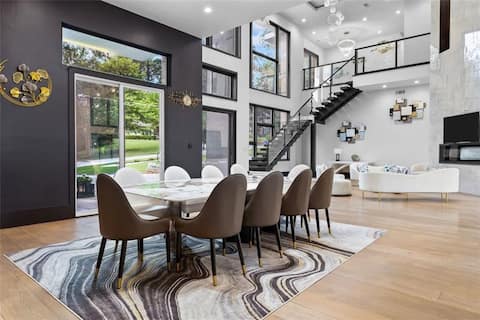 LUXE Living/10,000+sqft/Mins to DT Atlanta!