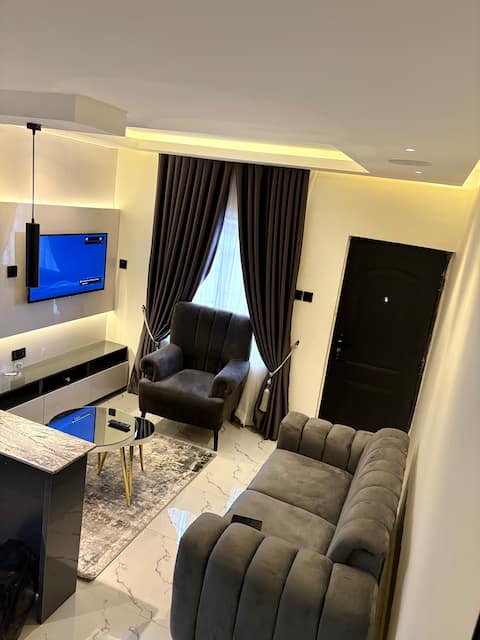Luxury/cozy 1-bedroom apt, 24/7 power & security.