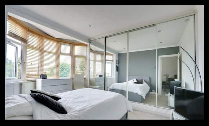 Double Bedroom In Spacious Home. Private Bathroom - Enfield