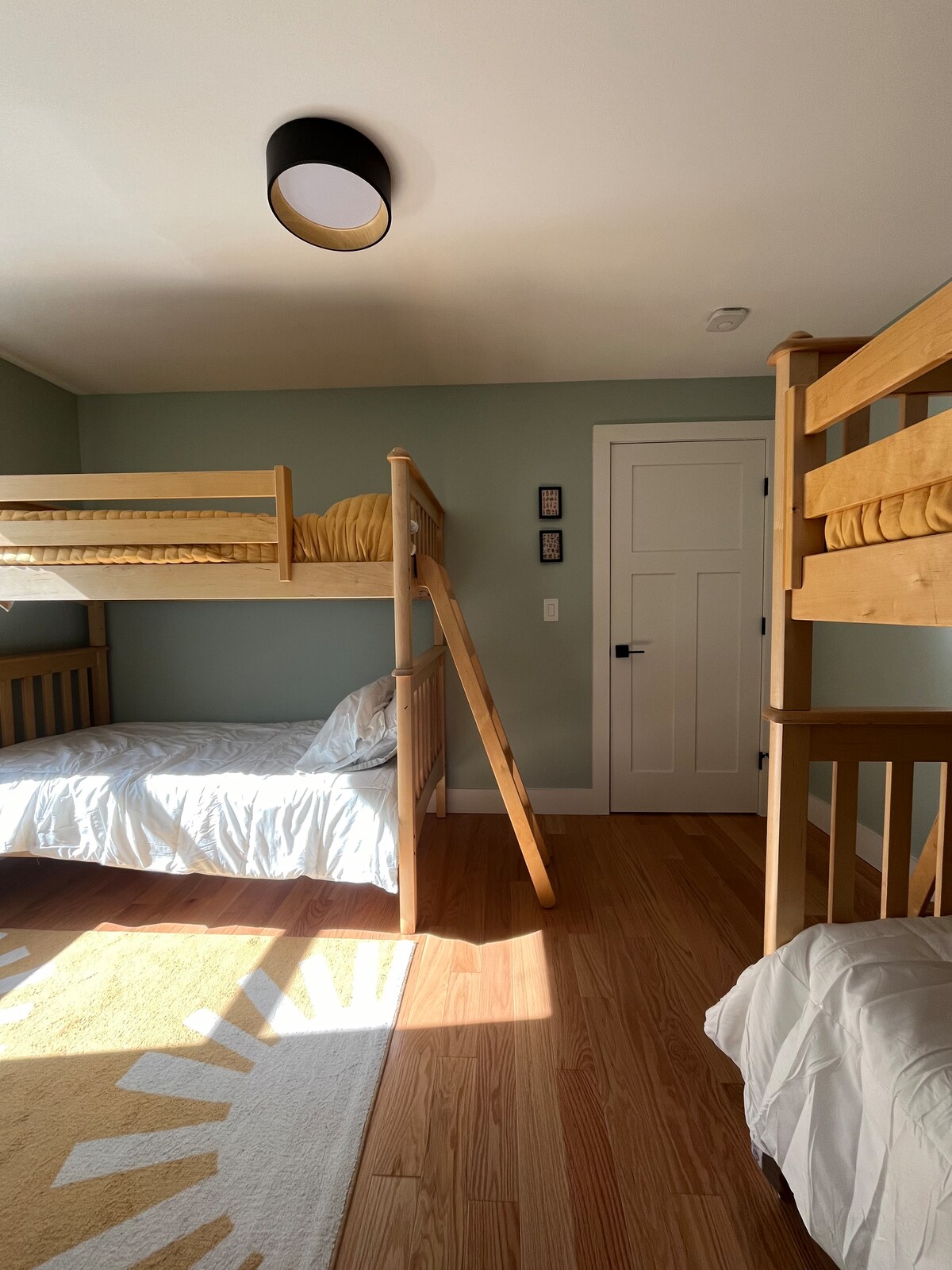 ห้องสองชั้น - นอนได้ 4 คน ของเล่นเด็กบอร์ดเกมและหนังสือ! 