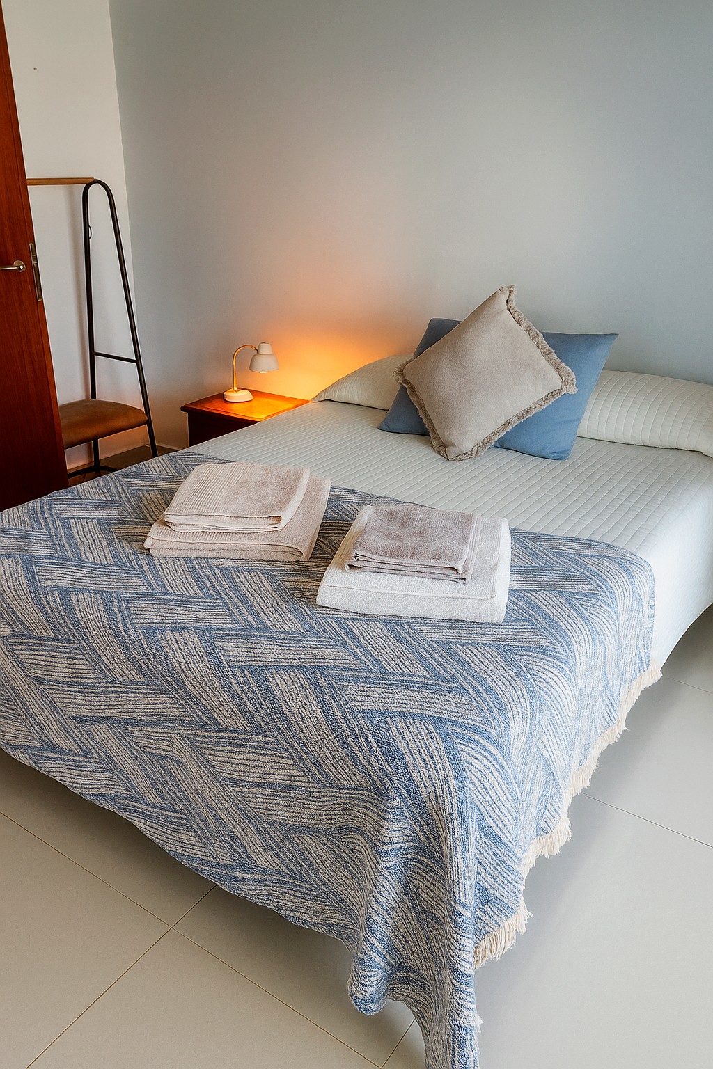 Baza e re e krevatit me 2 vende. Shtroja, peshqirë për 2 persona 