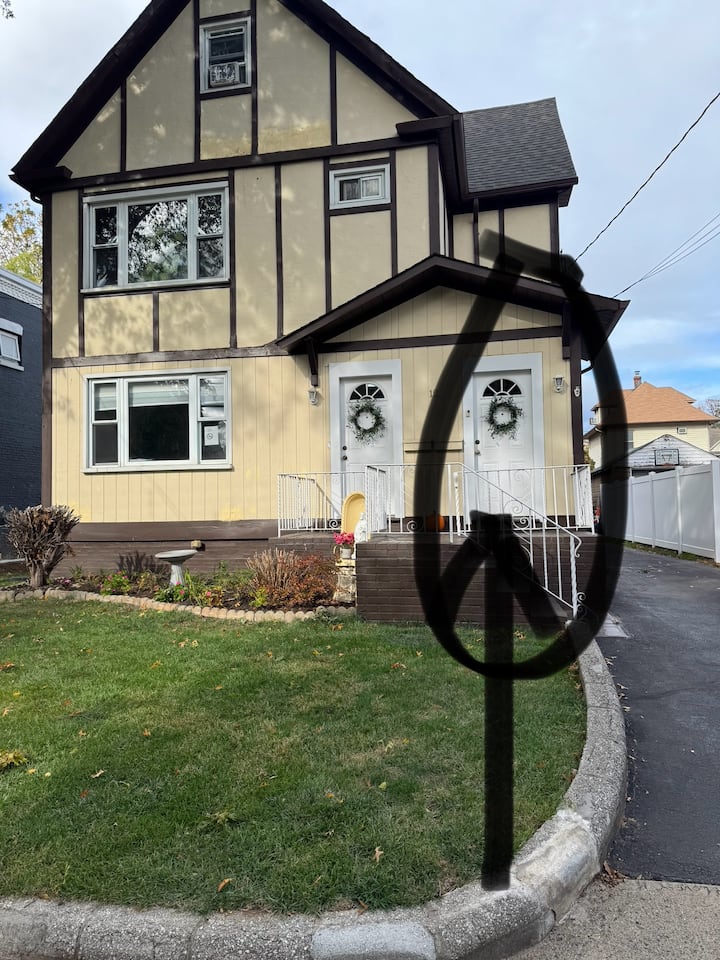 Bedroom W/ Half Bathroom. 10 Mins From Metlife - Edgewater, NJ