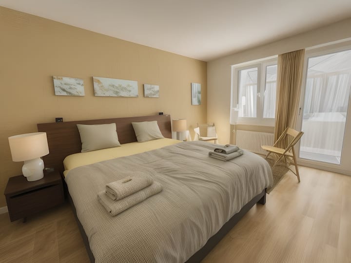 Chumba cha kulala cha 3 kina kitanda cha kifahari cha ukubwa wa king na ufikiaji wa moja kwa moja wa roshani binafsi, ikitoa sehemu angavu na ya kupumzika.