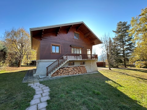 Quiet chalet with large garden in village