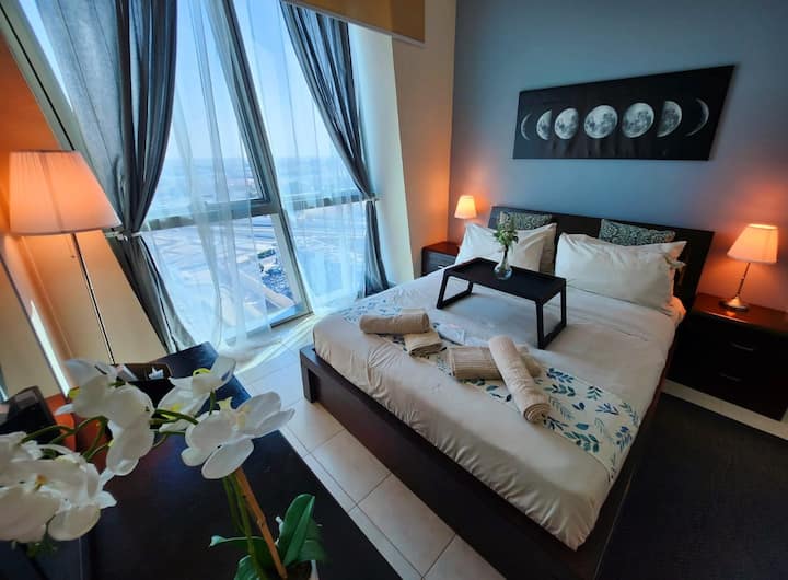 Elegante dormitorio con fases de la luna y vistas al horizonte
