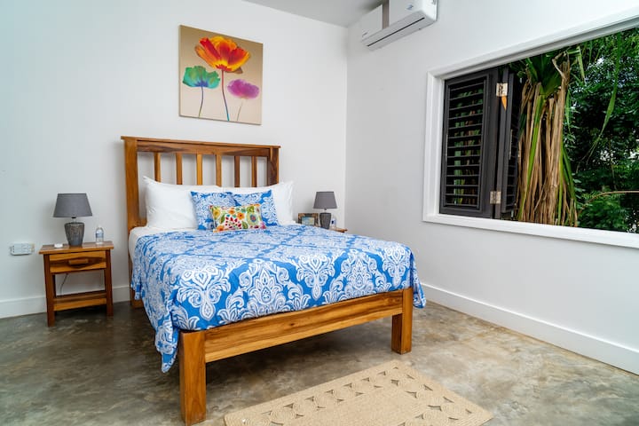 Geniet van je vakantie in deze kleurrijke slaapkamer