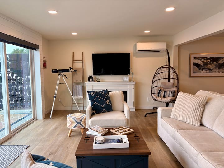 Sala de estar con TV y telescopio