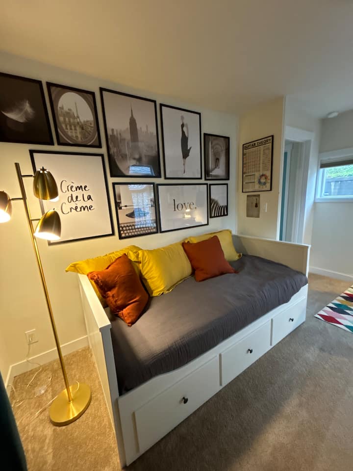 El sofá cama se convierte en una cama tamaño king. 