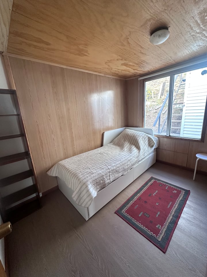 Spálňa s jednolôžkom, ktoré sa dá rozšíriť na manželskú posteľ. 