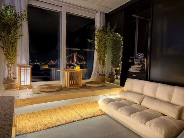In front of Gwangalli Sea # 100-inch 4K beam # PLS game machine # High-rise ocean view # Milak The Market # Netflix # TVing # Disney