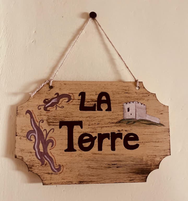 「塔楼」的名字是，因为如果您透过窗户窥视，您将看到Saint Valentin Iglesia修道院旁边的塔楼 ⛪️ 