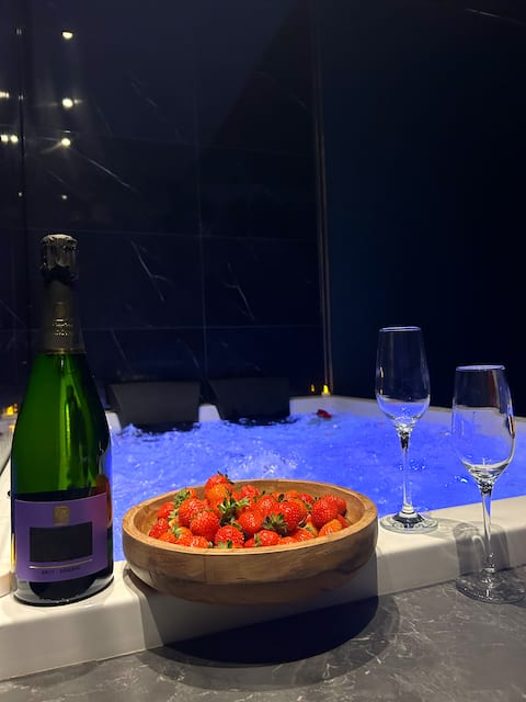 The suspended moment - Love & Movie Room