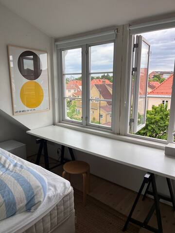 Familievennlig med stor hage og gratis parkering gallery image 3