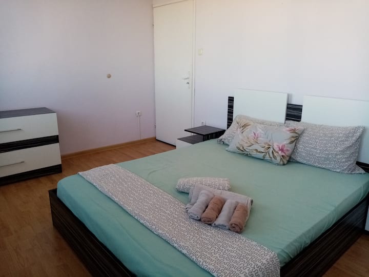 Stort værelse med dobbeltseng 164/200, fem vingers garderobe, toiletbord med spejl