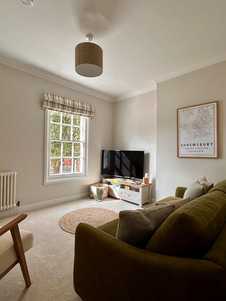 Charming Townhouse Retreat - Shrewsbury