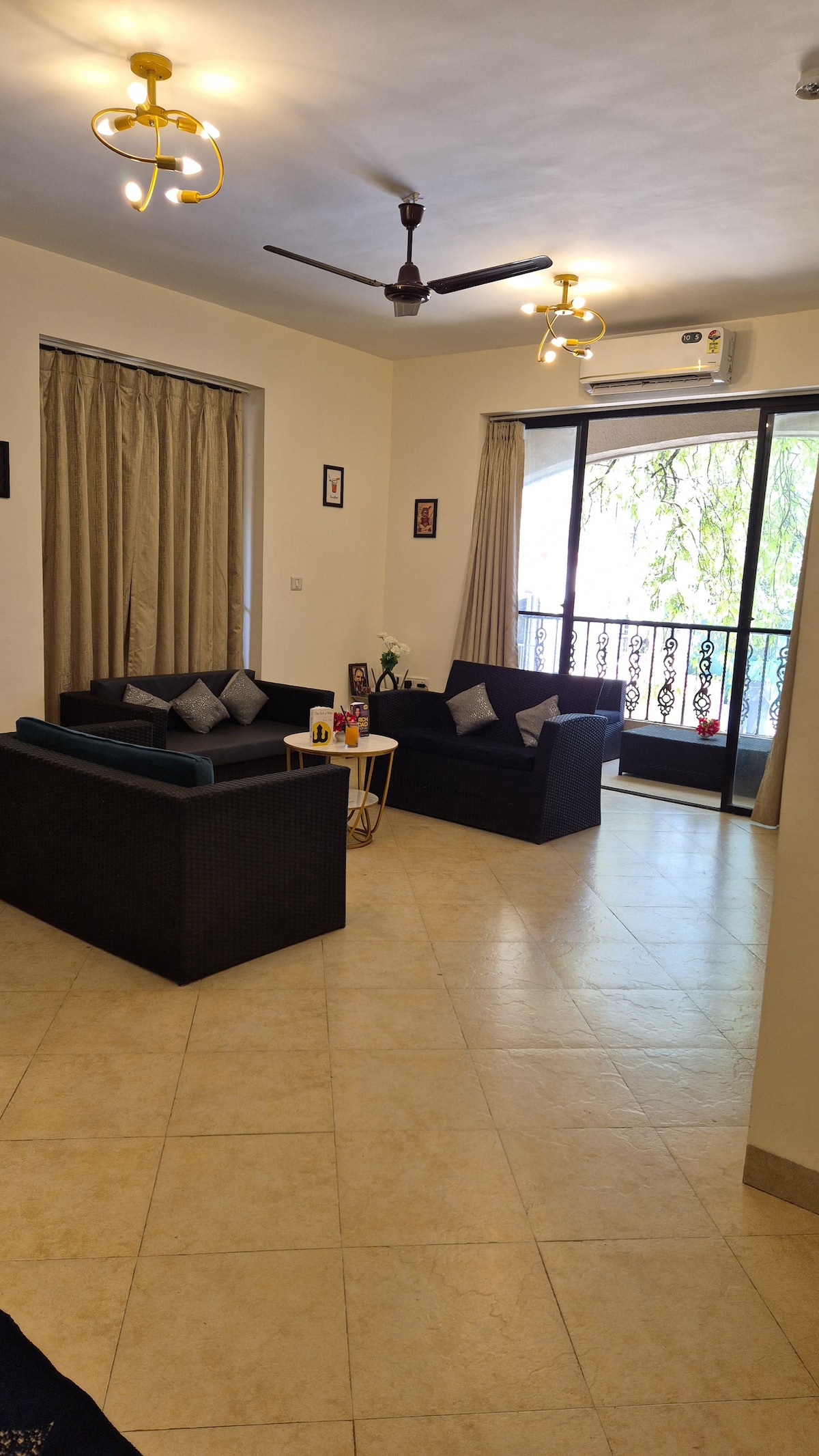 סלון, בריכה הפונה לנוף יפהפה, גודל ענק עם טלוויזיה חכמה, מקרר, מיזוג אוויר, ספה ל-6 מושבים 