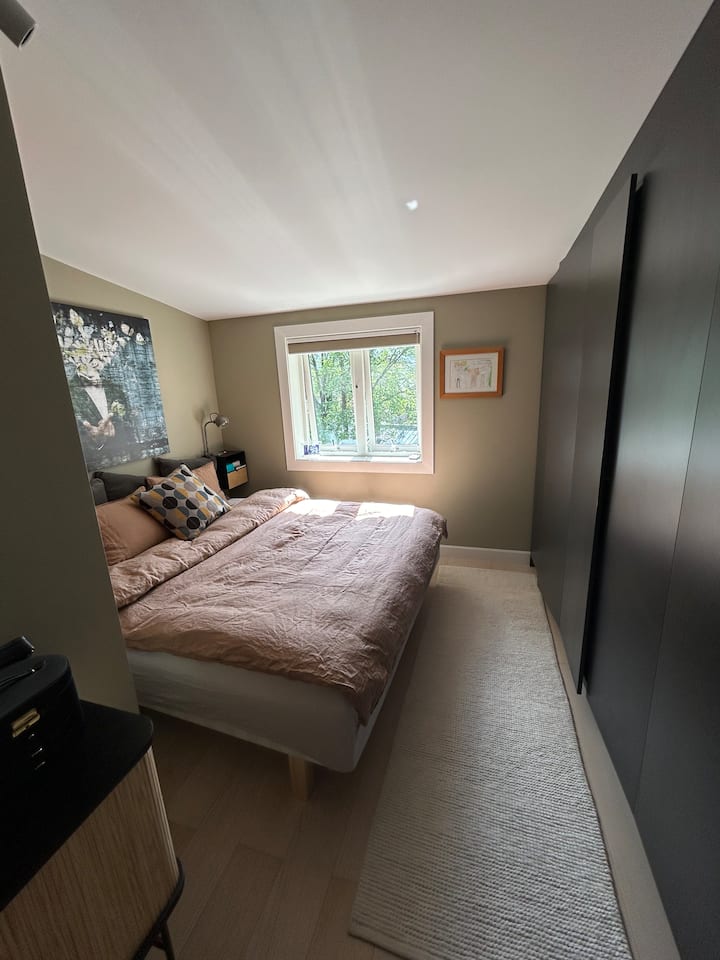 180 см Hästen-seng. Спалната соба гледа кон дворот.