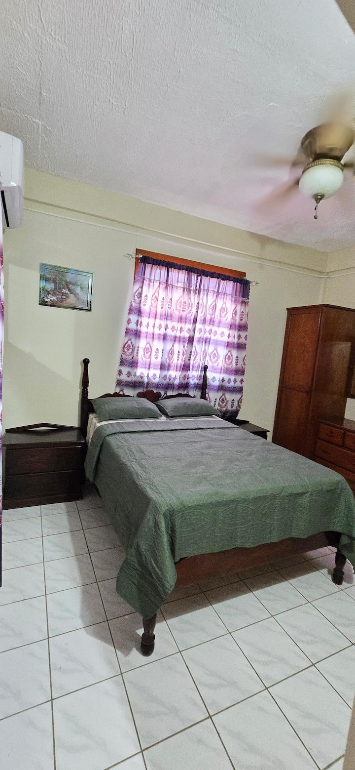 ห้องพักยังมีห้องน้ำส่วนตัวและเครื่องปรับอากาศด้วย