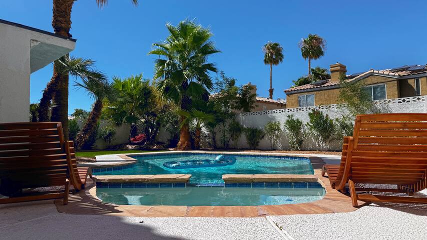 Sleeps 12, XL Pool/Spa/BBQ Retreat & Gameroom loft