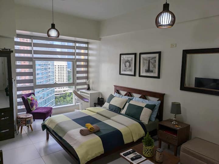 Sleep soundly on the queen-sized, profiled top flex mattress, designed to contour to your body for optimal support and pressure relief. Enjoy a restful night with long-lasting comfort.