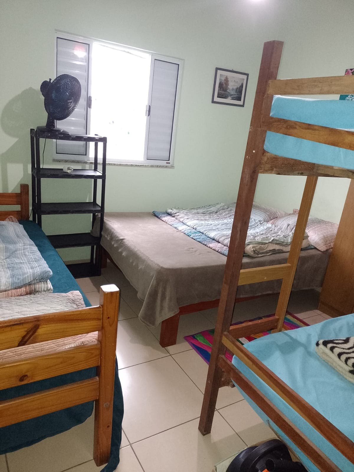 Ოთახი კარგი ვენტილაციითა და განათებით, აღჭურვილია ვენტილატორითა და პატარა კარადით. Ნომერში არის ორადგილიანი საწოლი, ერთადგილიანი საწოლი და ორსართულიანი საწოლი.