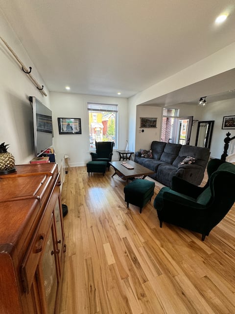 Successful Airbnb property: 2BR Downtown Escape: House w Hot Tub + Pool in Somerset