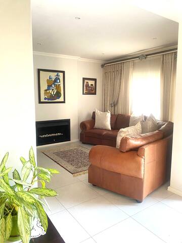 Modern 5 beds house gallery image 3