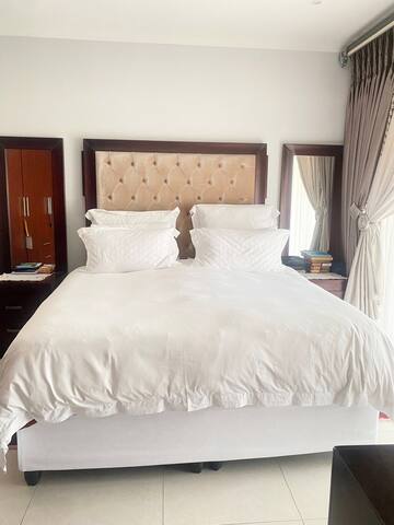 Modern 5 beds house gallery image 5