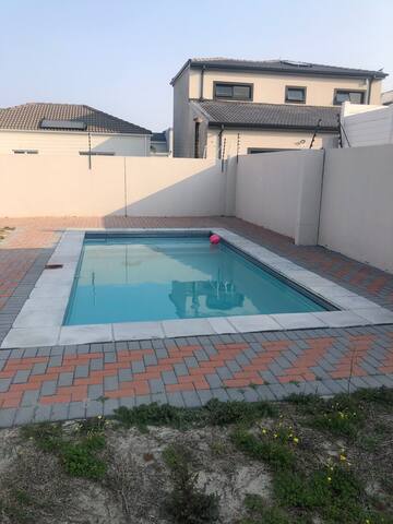 Modern 5 beds house gallery image 2