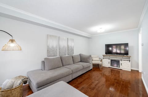 Popular Airbnb listing: Entire house walking distance to Lakeshore in Burlington