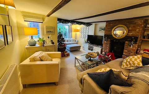 Quaint, Charming Cottage with large garden & gym