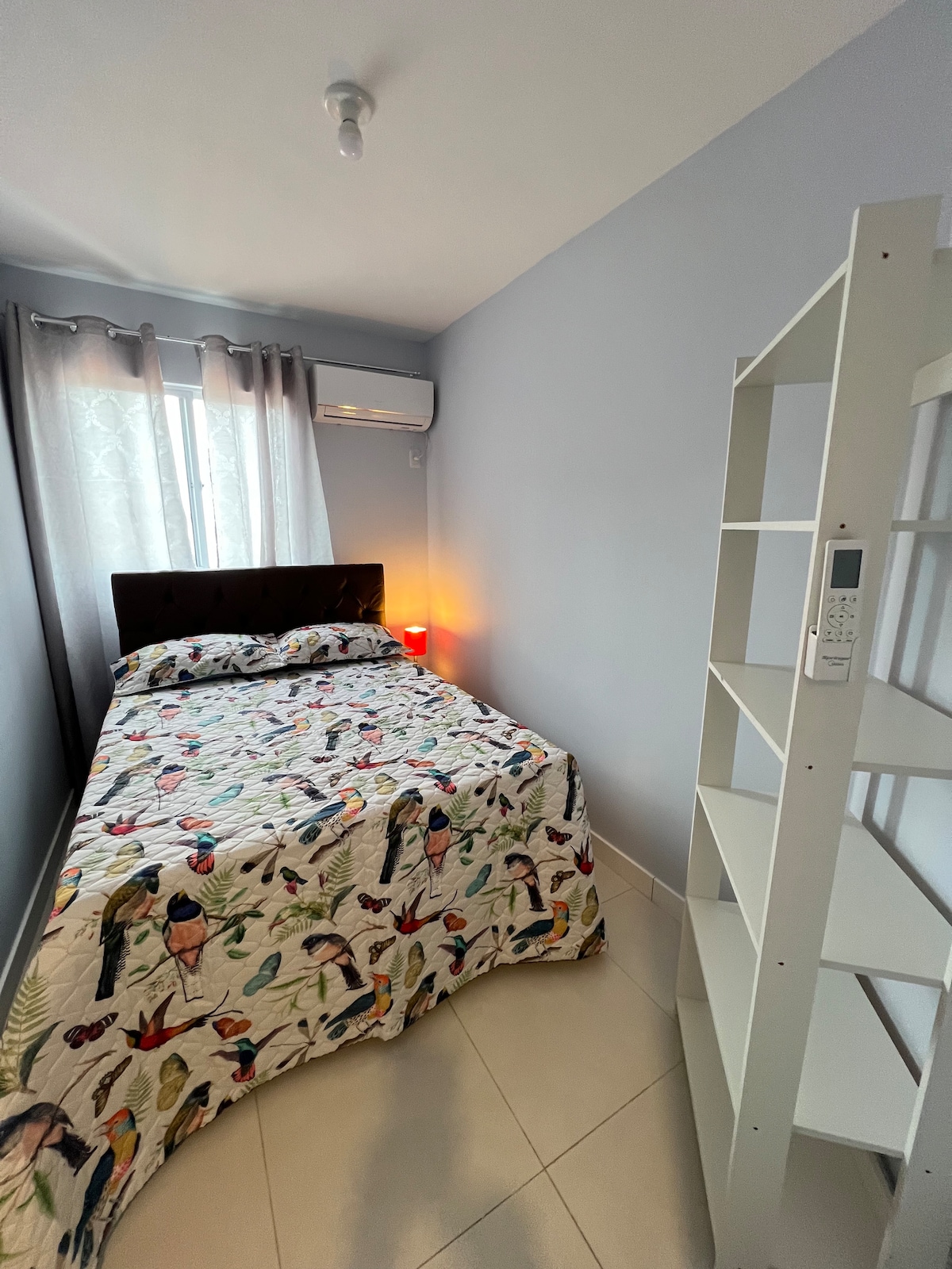 Голяма спалня с двойно легло, гардероб и отделен балкон. Събудете се с естествена светлина и ваканционна атмосфера!