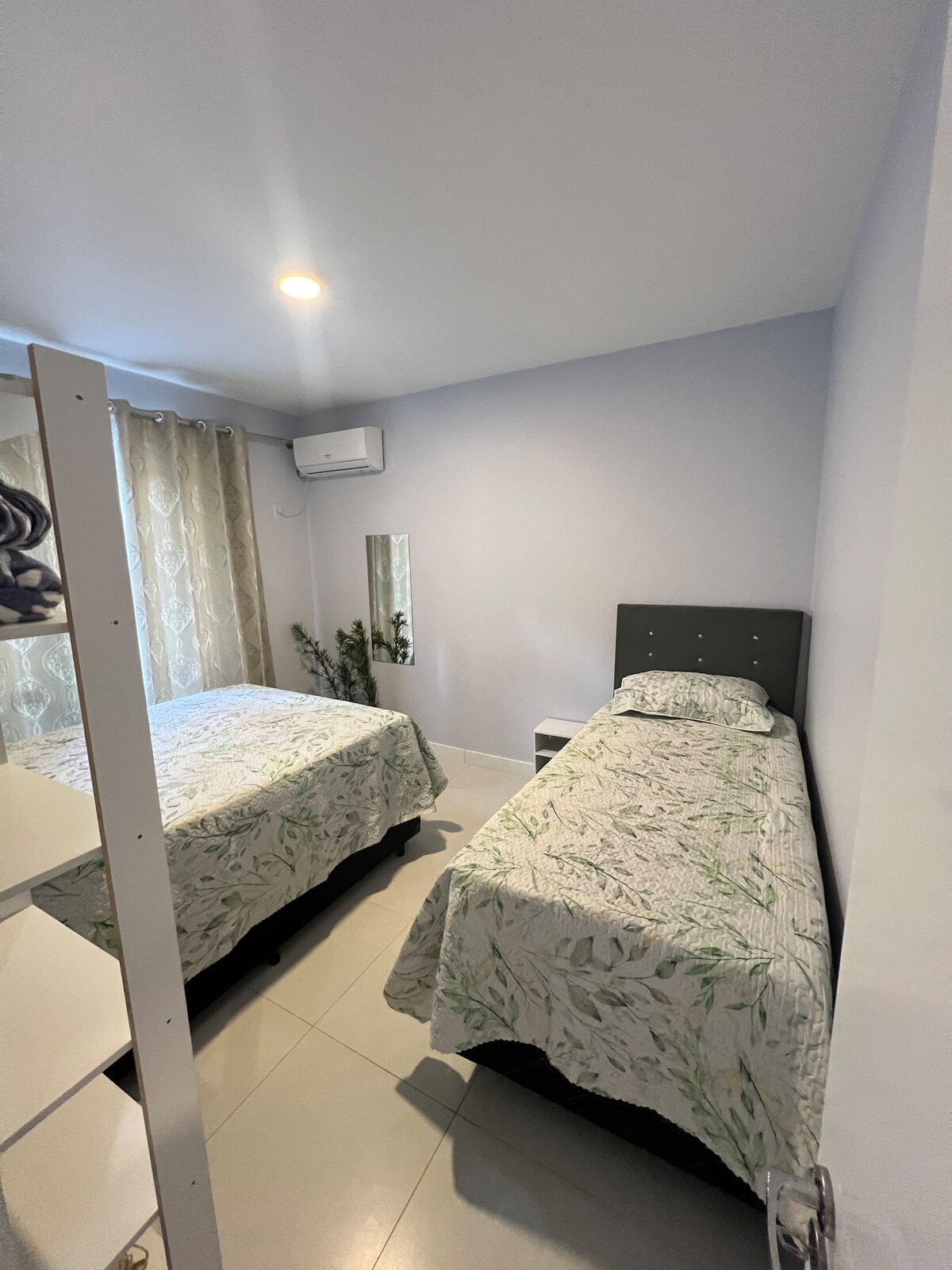 1 двойно легло , 1 единично , 1 гардероб , огледало и климатик. Сакада в стаята. 

Втората спалня може да настани до 4 души! Идеално за деца или групи. Функционално и проветриво помещение.