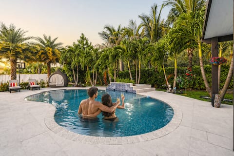 Palmetto Bay Tropical Home w/ Pool_BBQ & Game Room